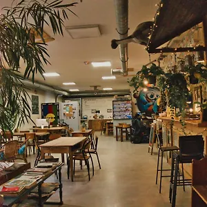 Le Flaneur Hostel